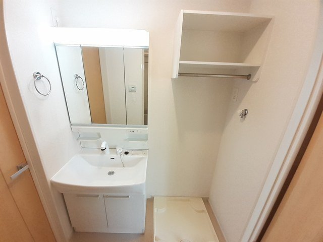 洗面設備　明るい洗面所です