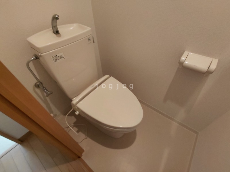 トイレ　嬉しい温水洗浄便座付きのトイレです。