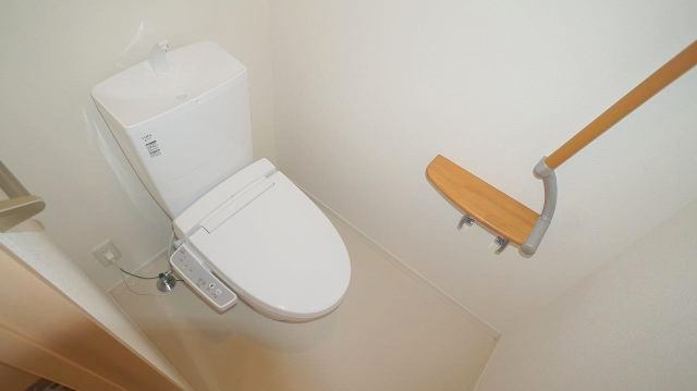 シャーメゾンドルチェ三滝駅前のトイレ写真