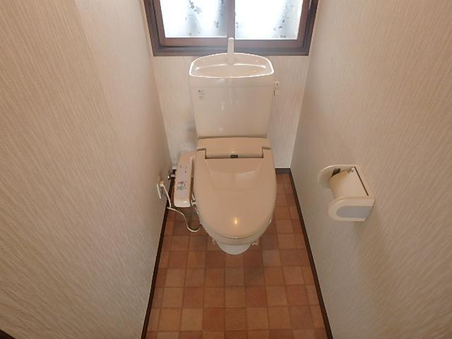 トイレ　トイレも窓付き！換気にも！