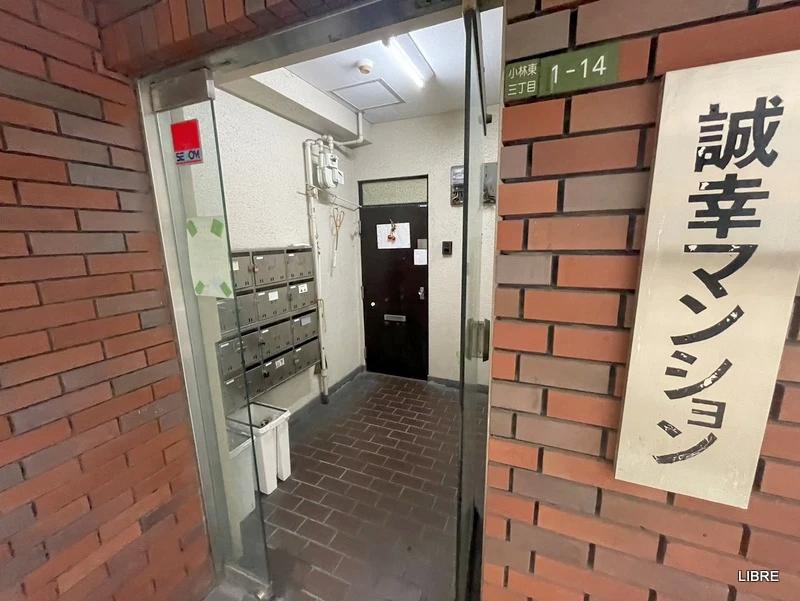 エントランス　建物入口です！