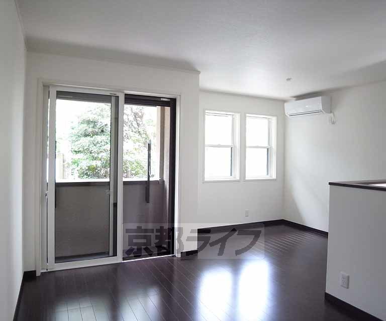 居室・リビング　落ち着いた色合いのお部屋です。
