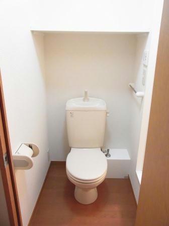 トイレ　トイレの上には収納棚付き