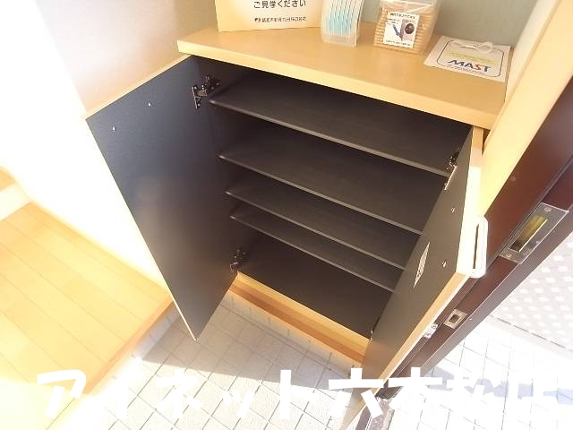 玄関　玄関収納もございます。