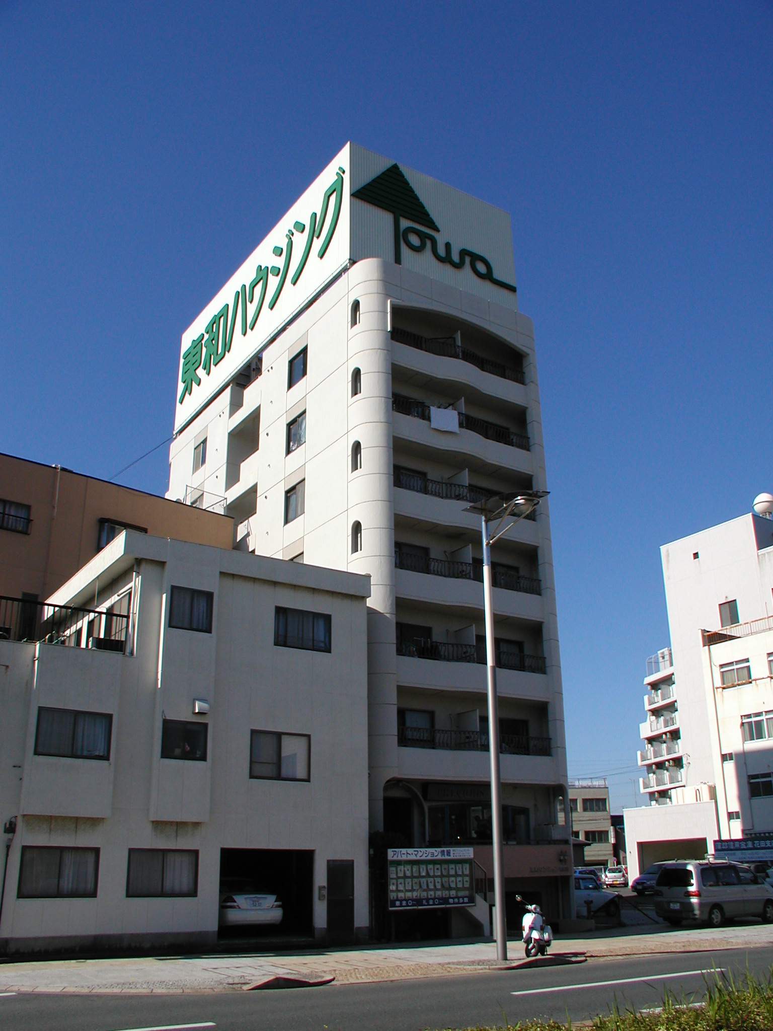 東和西駅前マンションの建物外観