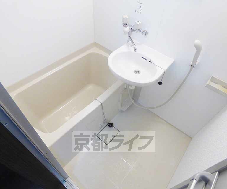 バス・シャワールーム　清潔感のあるバスルーム。