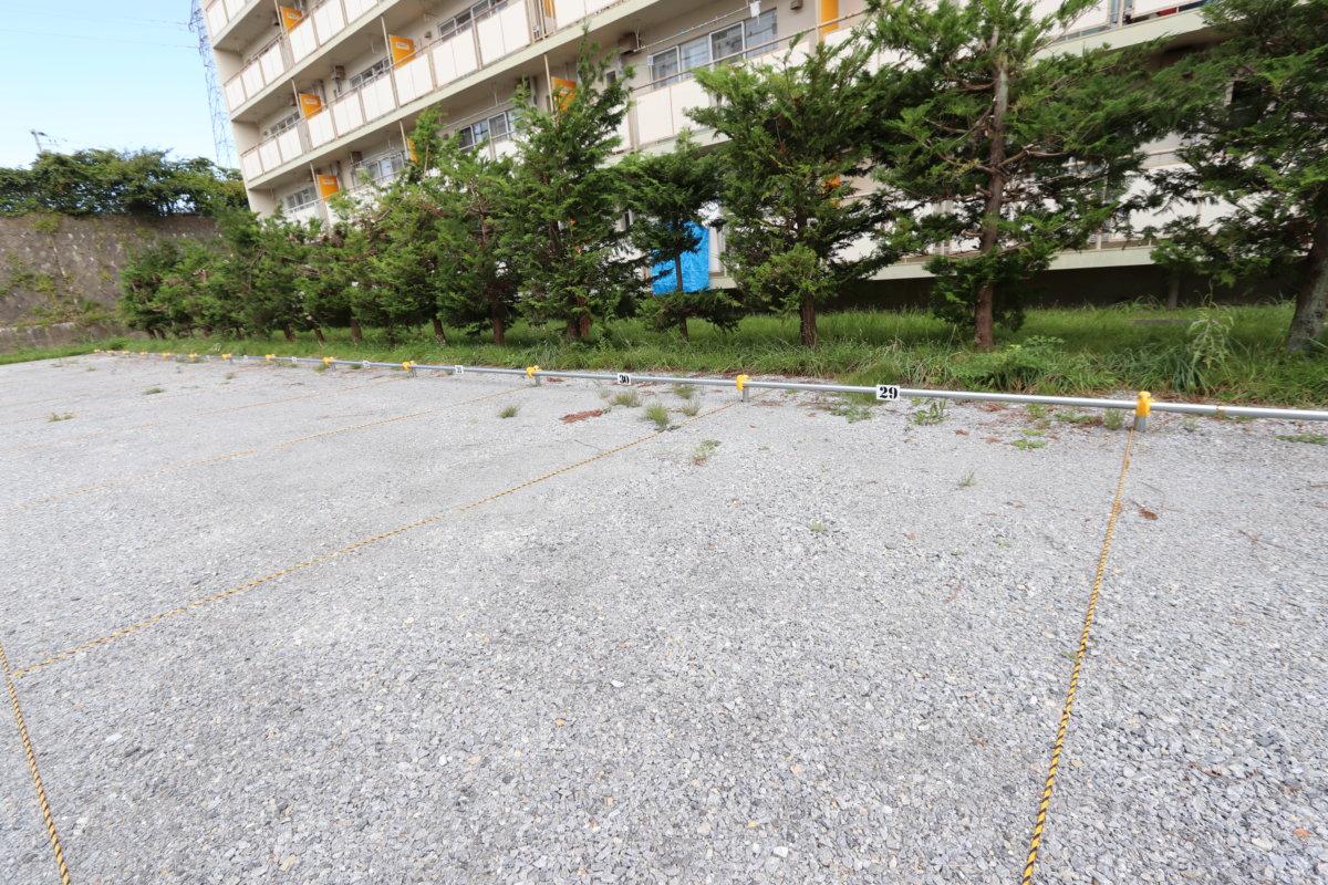 【花巻市石鳥谷町北寺林のマンションの駐車場】