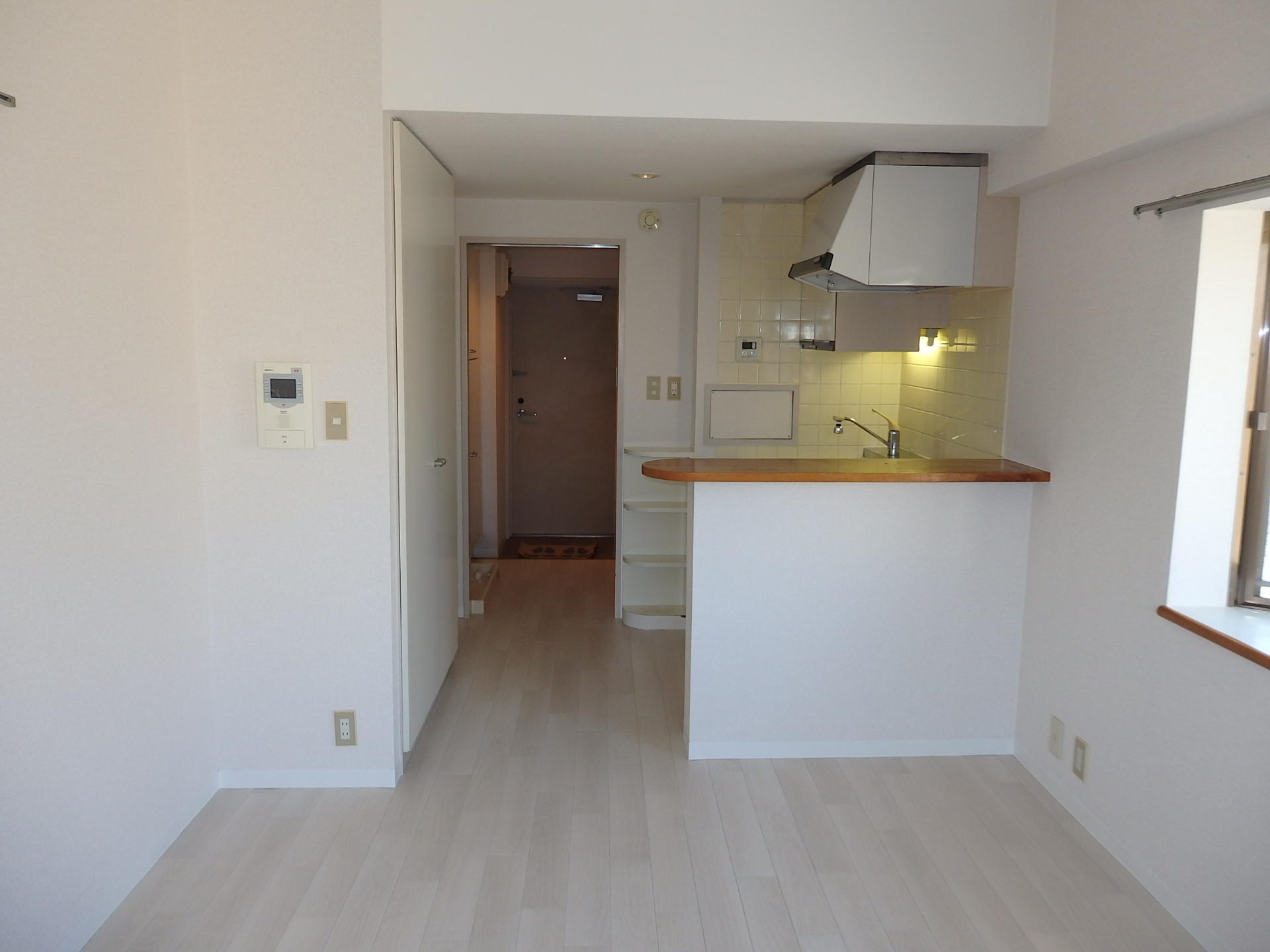 居室・リビング　※写真は同タイプ別部屋（左右反転・床色変更の場合は現地優先）