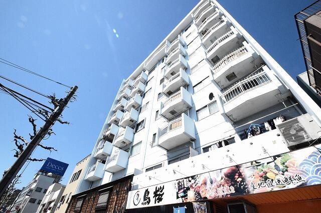 横浜市神奈川区浦島町のマンションの建物外観