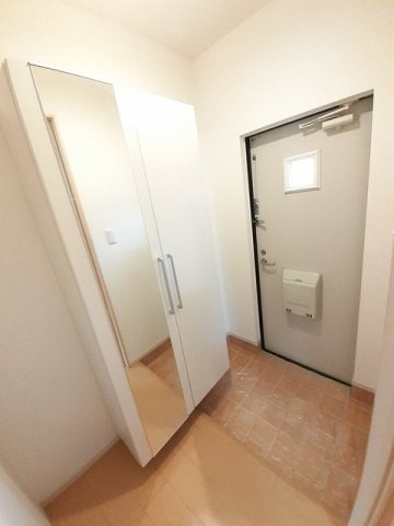 【メゾン　アンソレイエＢの玄関】