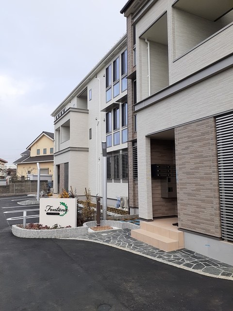 【岸和田市小松里町のアパートのエントランス】