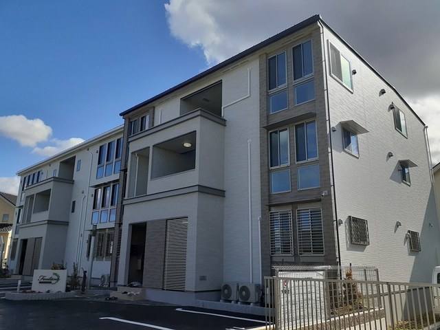 岸和田市小松里町のアパートの建物外観