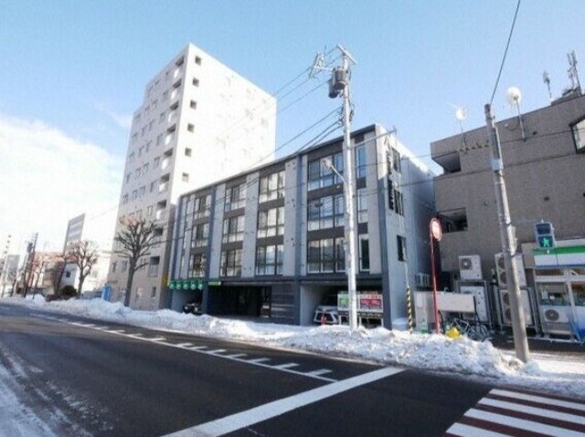 札幌市豊平区豊平七条のマンションの建物外観