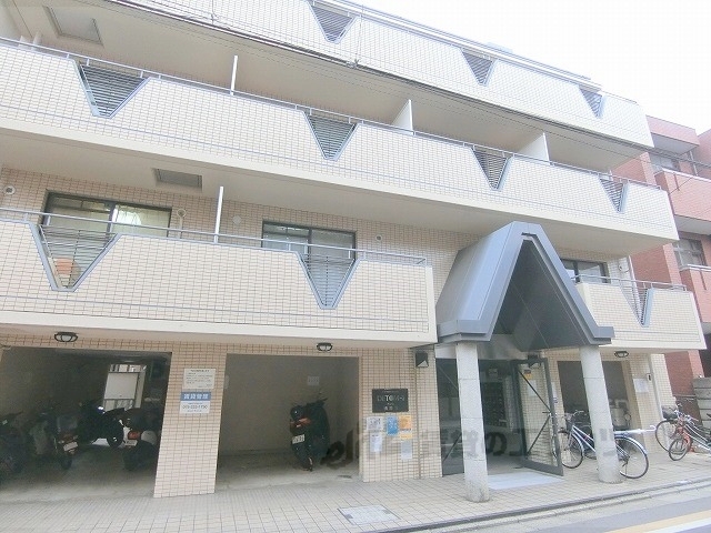 京都市上京区桐木町のマンションの建物外観