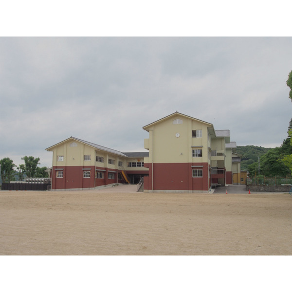 小学校　武雄市立武雄小学校（小学校）まで1415m