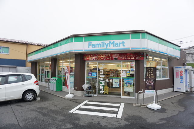 コンビニ　ファミリーマート北根黒松店（コンビニ）まで960m