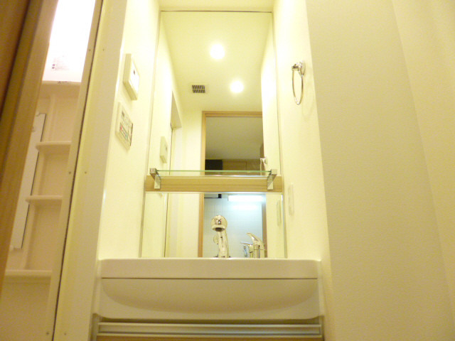 洗面設備　洗面台もおしゃれな感じで仕上がってます。