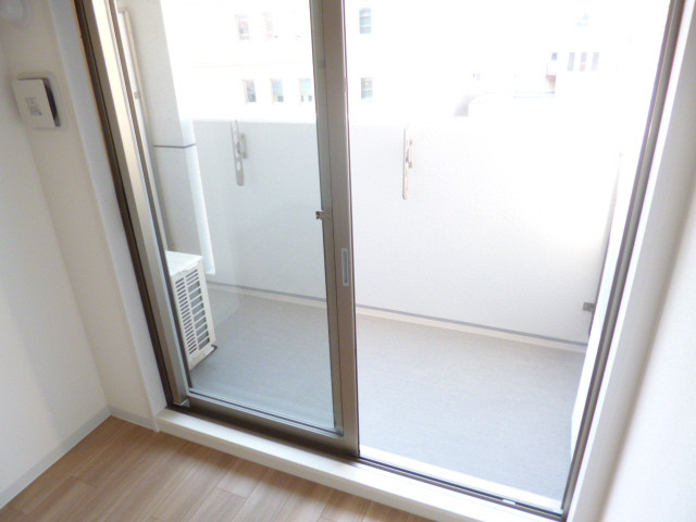 バルコニー　バルコニー日当りとってもよくあかるいですね。