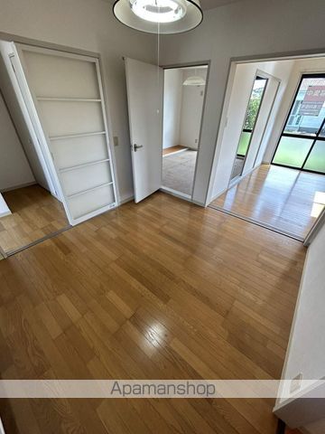 リバーサイドハウス五番館の居間写真