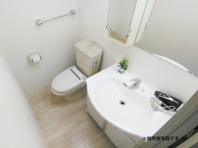 トイレ　明るい色調の室内です