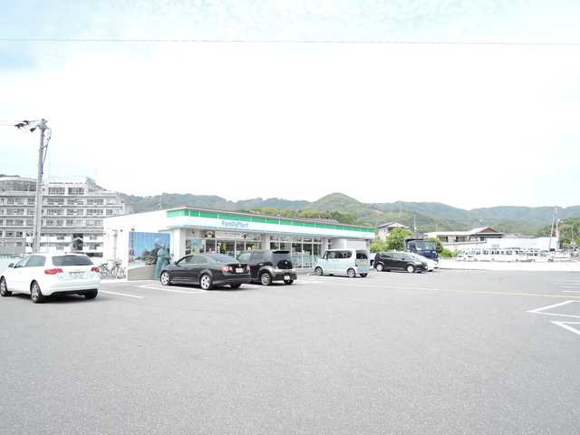 コンビニ　ファミリーマート高知インター店（コンビニ）まで318m
