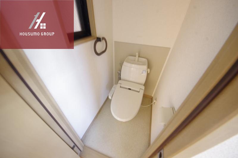 その他　落ち着いた色調のトイレです