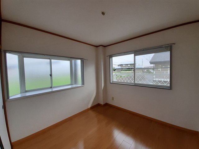 その他部屋・スペース　落ち着いた色調の寝室です