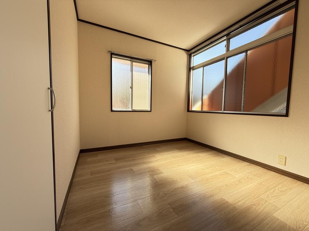 その他部屋・スペース　キッチン横の3.6畳間は角部屋2面採光！！