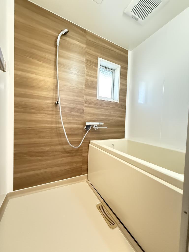 バス・シャワールーム　窓もあるバスルーム！！　＊追焚はできません