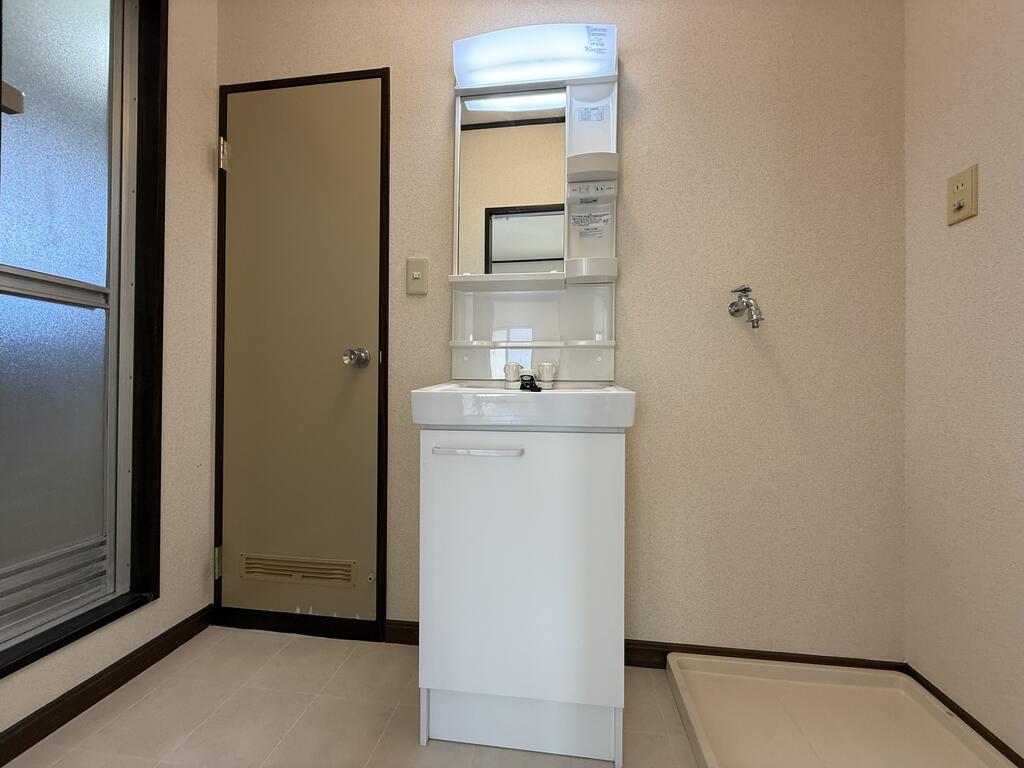 洗面設備　洗面化粧台の横が洗濯機置き場。