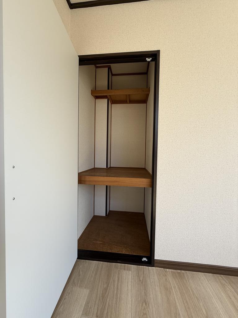 収納　洋室3.6畳間には半間の物入れがあります！！