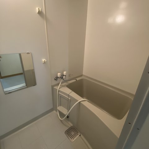 バス・シャワールーム　コンパクトで使いやすいお風呂です