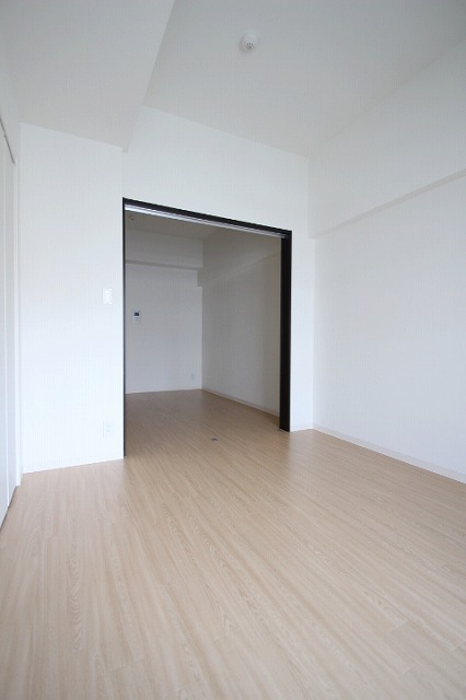 居室・リビング　同物件、別号室のものです。