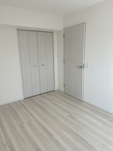 その他部屋・スペース　落ち着いた色調の寝室です