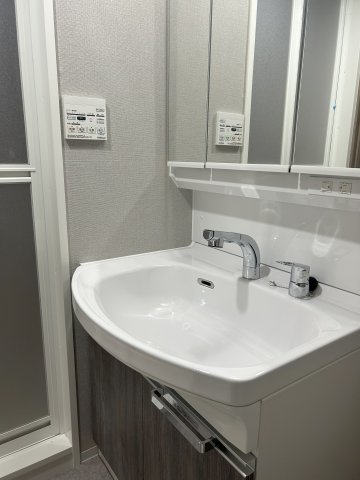 洗面設備　ゆったりとスペースのある洗面所