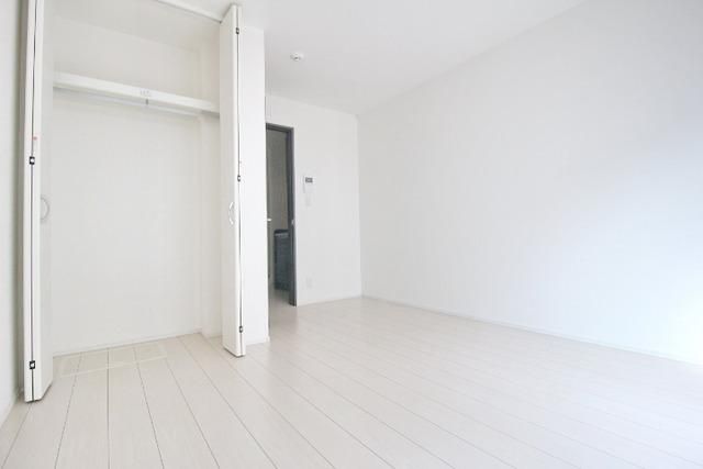 居室・リビング　ホワイトフローリングお全体的に明るくなるのが特徴のホワイ部屋