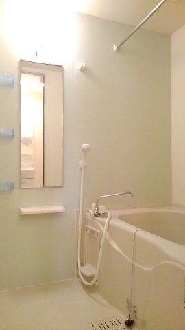 バス・シャワールーム　コンパクトで使いやすいお風呂です