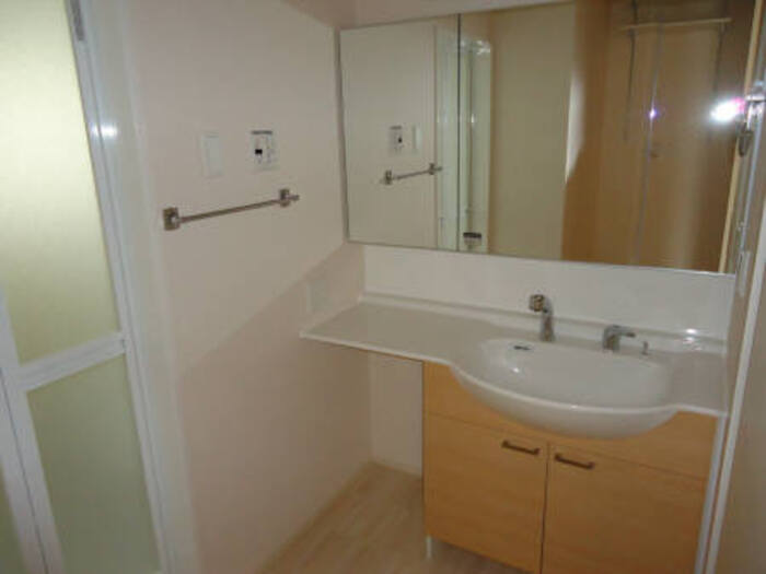 洗面設備　朝の支度にも助かる、独立の洗髪洗面化粧台