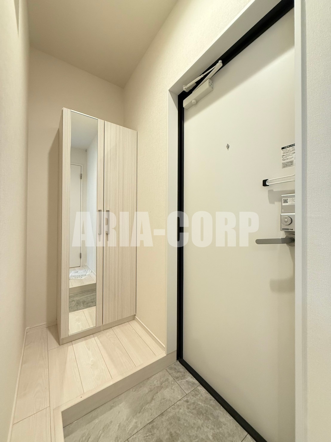 玄関　姿見付き大容量シューズボックスあり♪