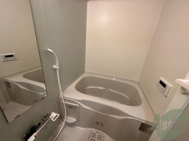 バス・シャワールーム　浴室はシンプル。一人暮らしにはちょうど良いサイズですね。