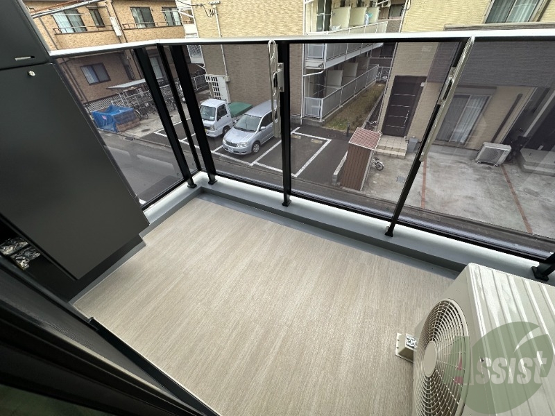 バルコニー　バルコニーは洗濯物を干すのに十分な広さがありますね。