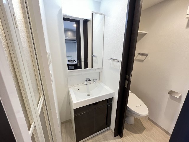 洗面設備　ゆったりとスペースのある洗面所