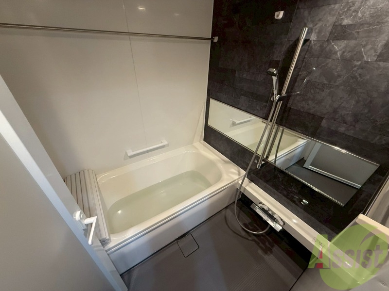 バス・シャワールーム　浴室は追い焚き機能、浴室乾燥機付きです。