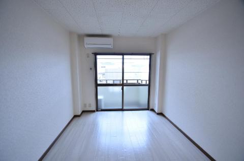 居室・リビング　室内