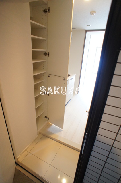 玄関　人感センサー付き・シューズボックス付き♪