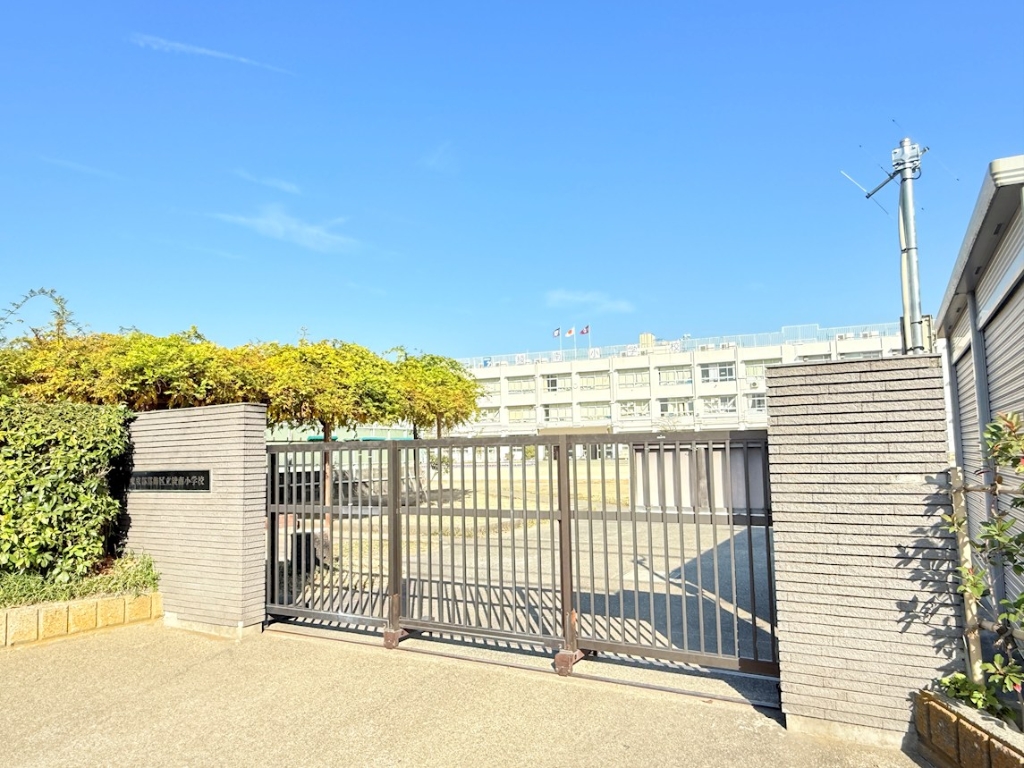小学校　葛飾区立綾南小学校（小学校）まで435m