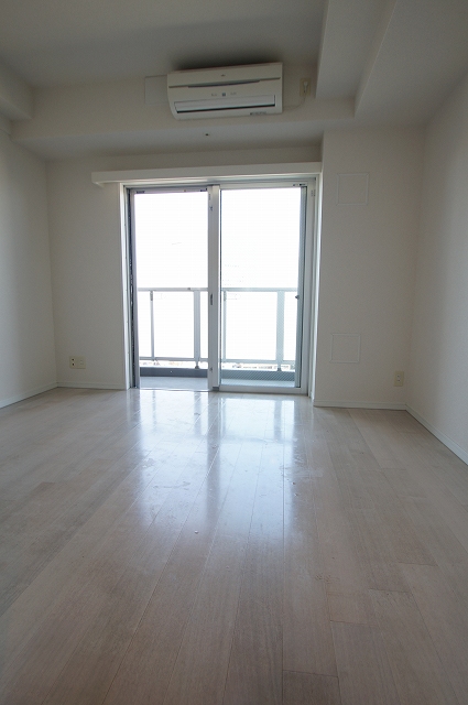 居室・リビング　落ち着いた色合いの床材を使用した居住空間です。