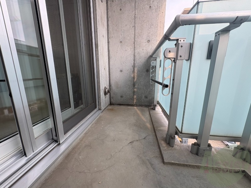 バルコニー　ＴＶモニター付インターホンです。来客者の顔が見えるので安心！