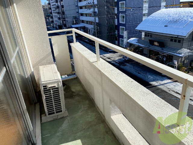 バルコニー　幅があり広めの印象でした。のびのびと作業が出来そうです。