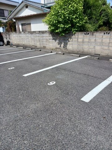 駐車場　駐車場があるので、車を買う予定の方も安心です